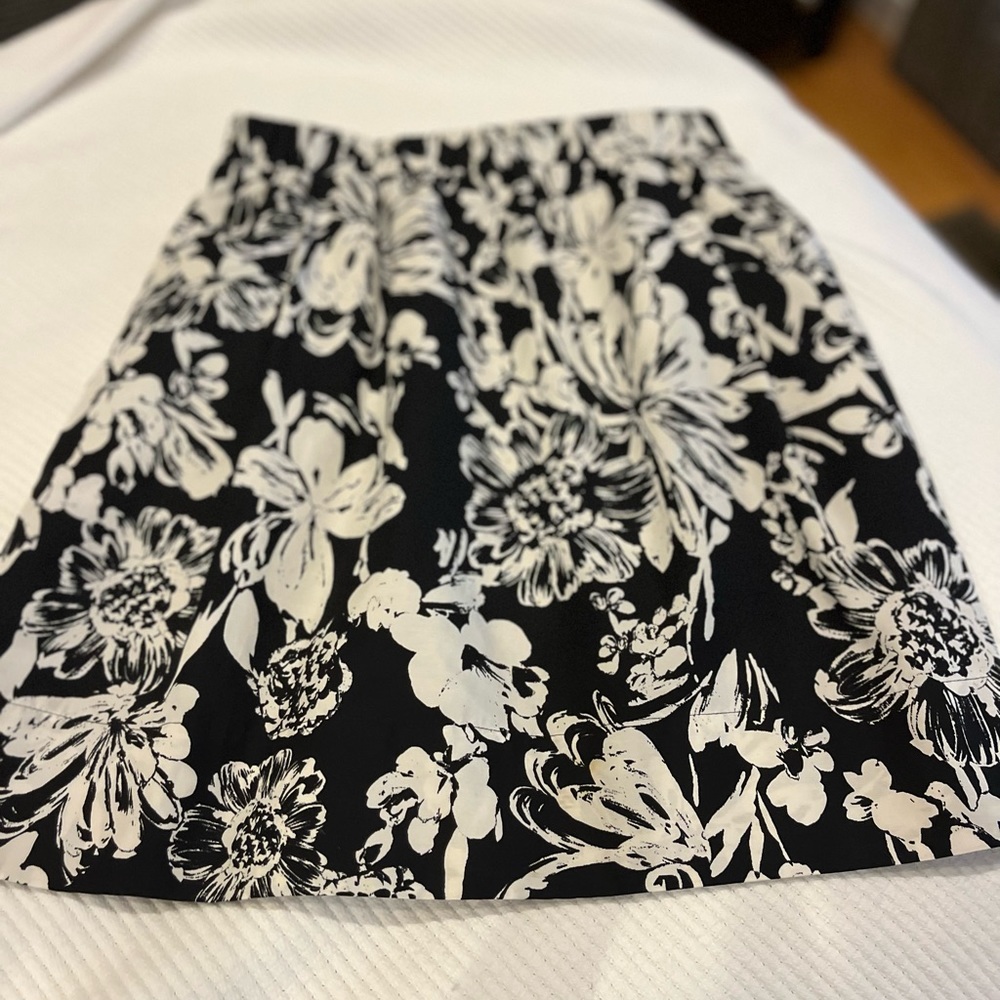 Halogen black and white pull on skirt with pockets